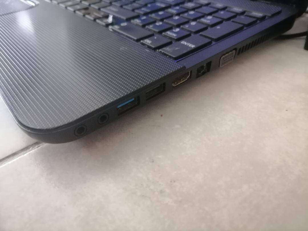 i5 (2nd Gen)Toshiba Satellite C850-F21F 15.6" Notebook Computer, 4gb ram, 500gb hdd*original charger