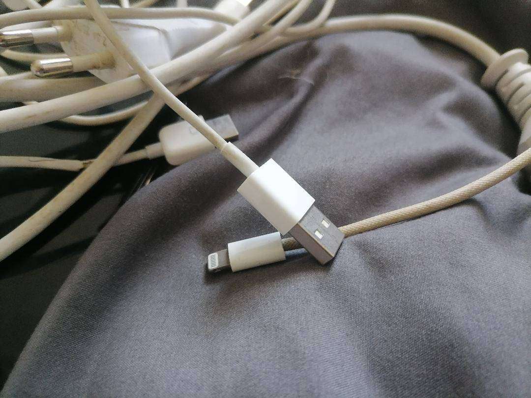 Lot of Apple Items*lot sold as is*