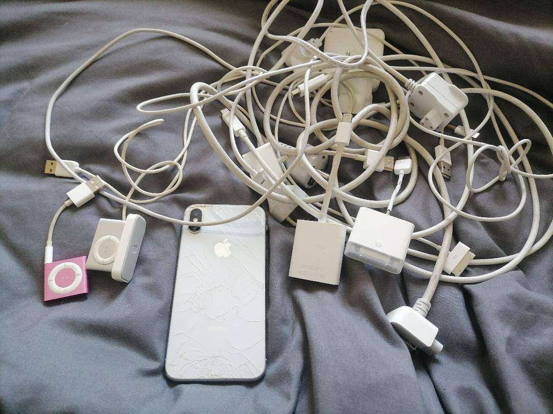 Lot of Apple Items*lot sold as is*