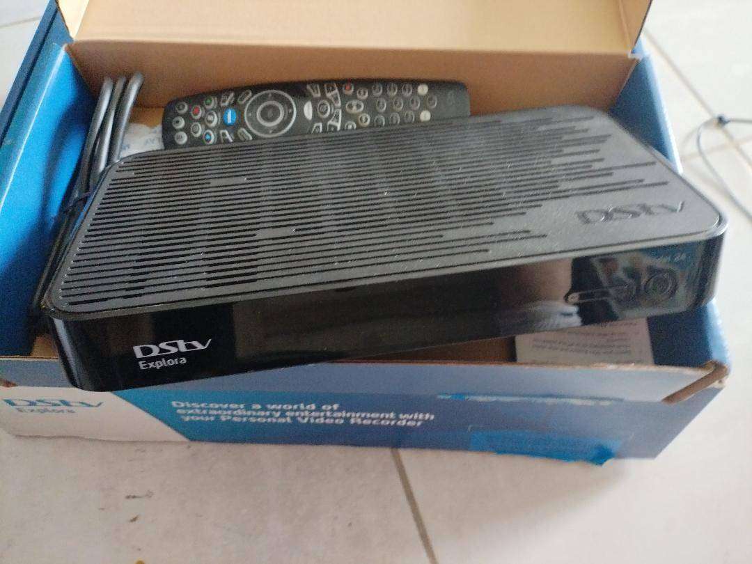 LOT OF  2 X DSTV EXPLORER + DSTV EXPLORER ULTRA IN BOX WITH HDD IN*