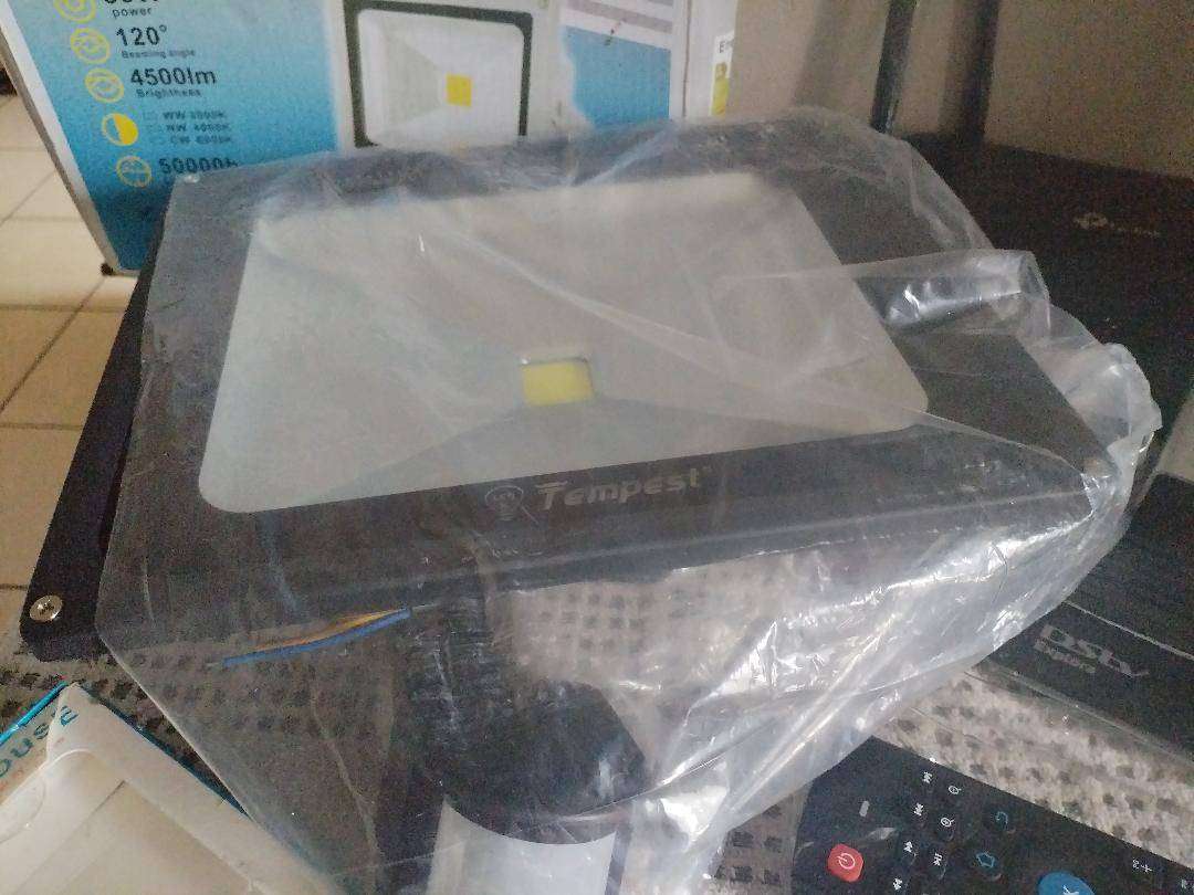 LOT OF UNTESED ELECTRONICS*ONE BID FOR THE LOT