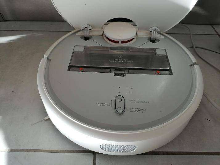 Xiaomi Mi Robot Vacuum (Model: SDJQR02RR) With charging station*battery issue*