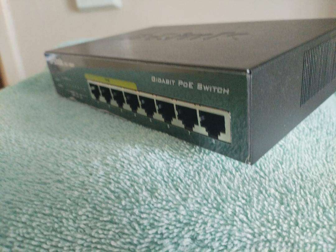 D-Link DGS-1008P  8-Port Gigabit Unmanaged PoE Switch
