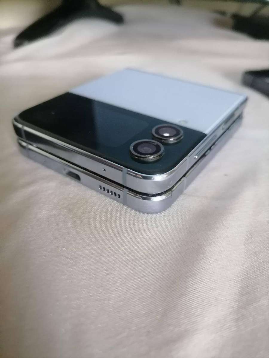 SAMSUNG GALAXY Z FLIP 4(DEFECTIVE)
