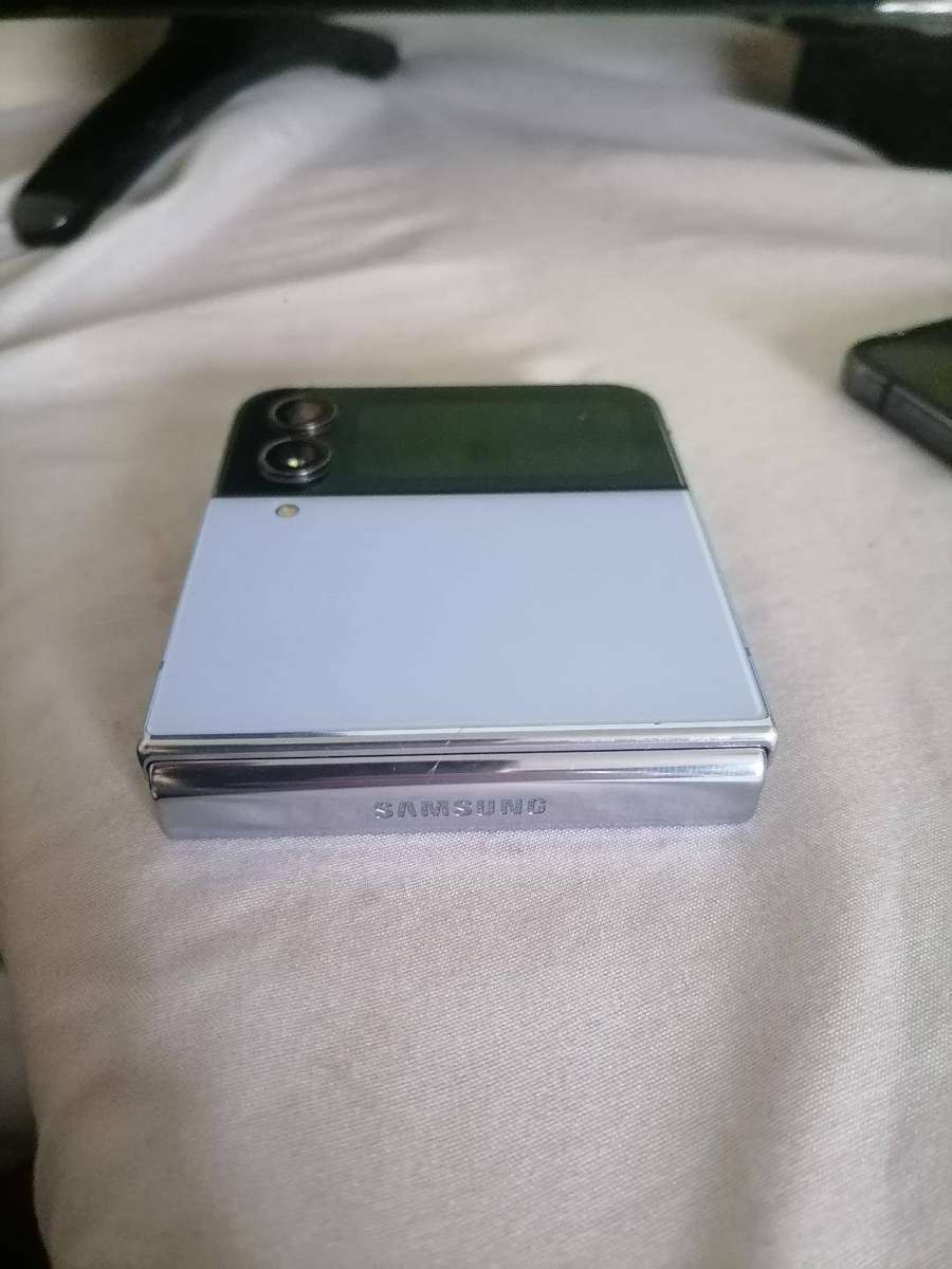 SAMSUNG GALAXY Z FLIP 4(DEFECTIVE)