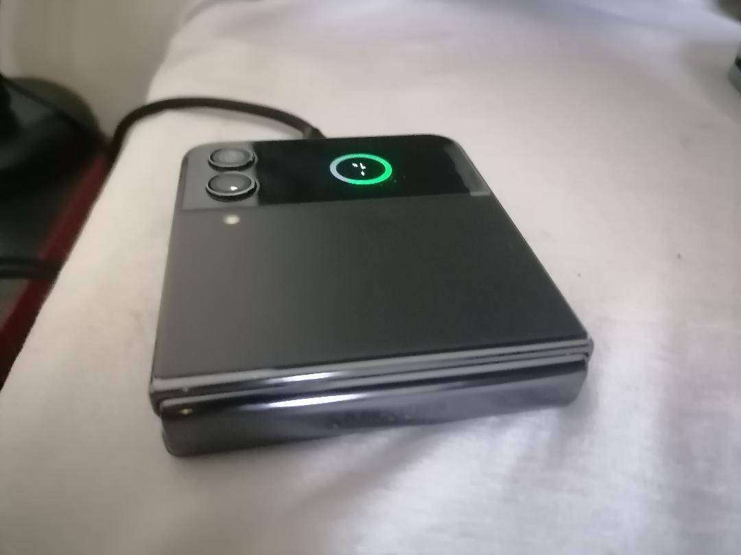 SAMSUNG GALAXY Z FLIP 4(DEFECTIVE)