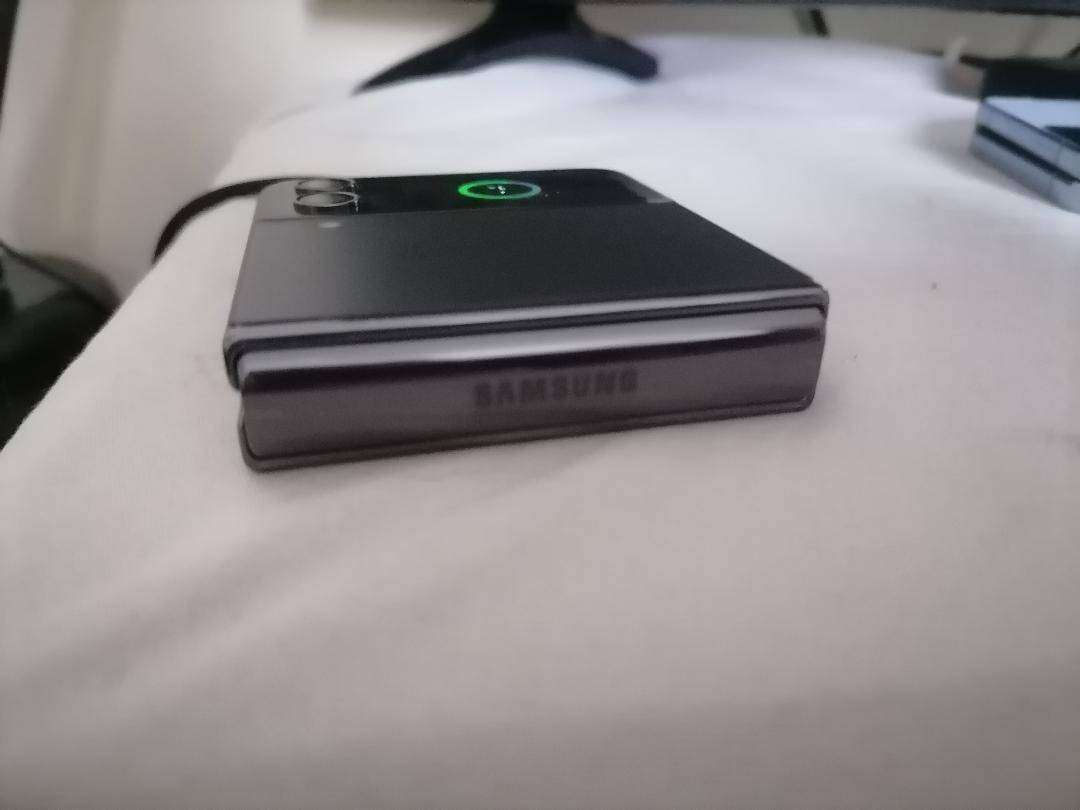 SAMSUNG GALAXY Z FLIP 4(DEFECTIVE)