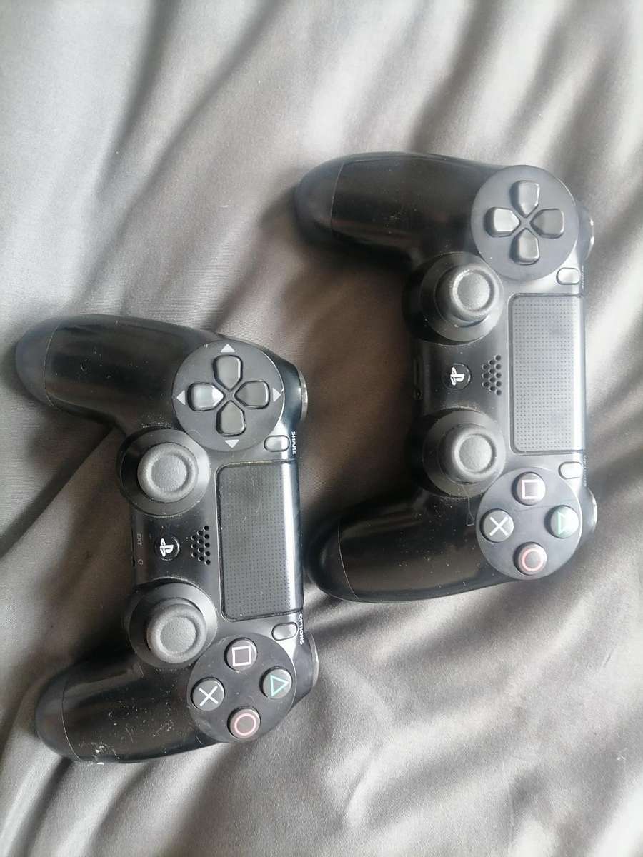 *LOT OF 2 x GENUINE SONY PLAYSTATION 4 WIRELESS CONTROLLERS*ONE BID FOR BOTH*WORKING*