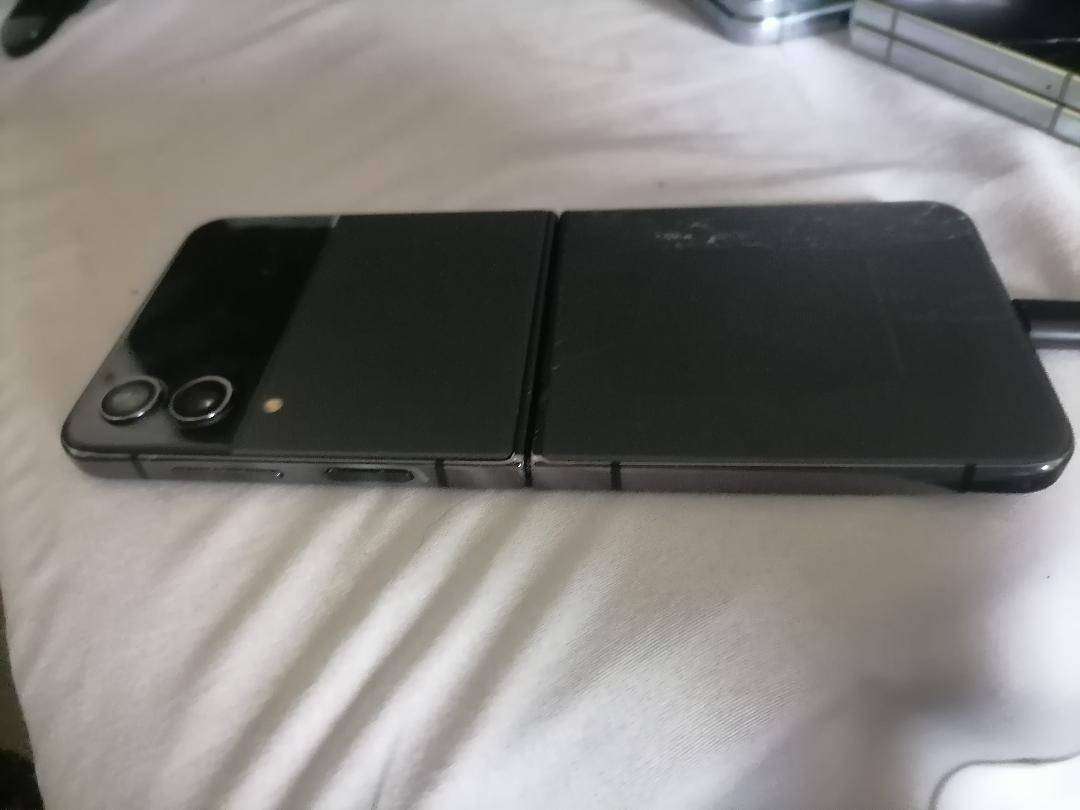 SAMSUNG GALAXY Z FLIP 4(DEFECTIVE)
