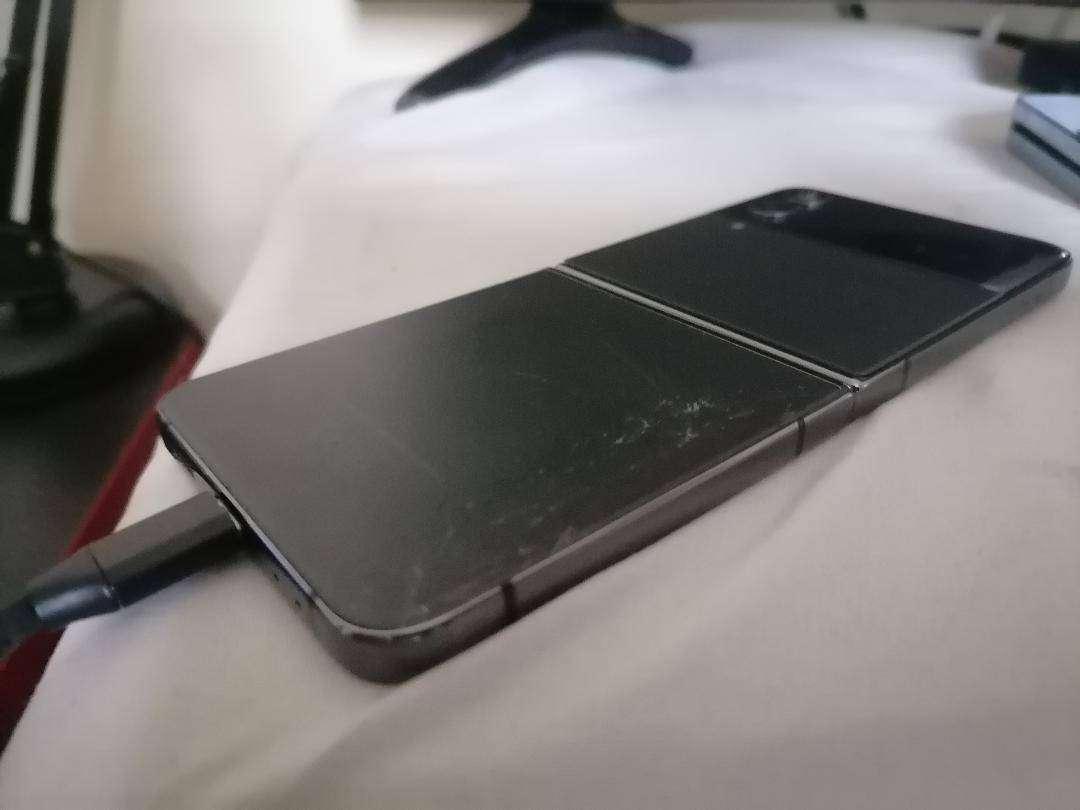 SAMSUNG GALAXY Z FLIP 4(DEFECTIVE)
