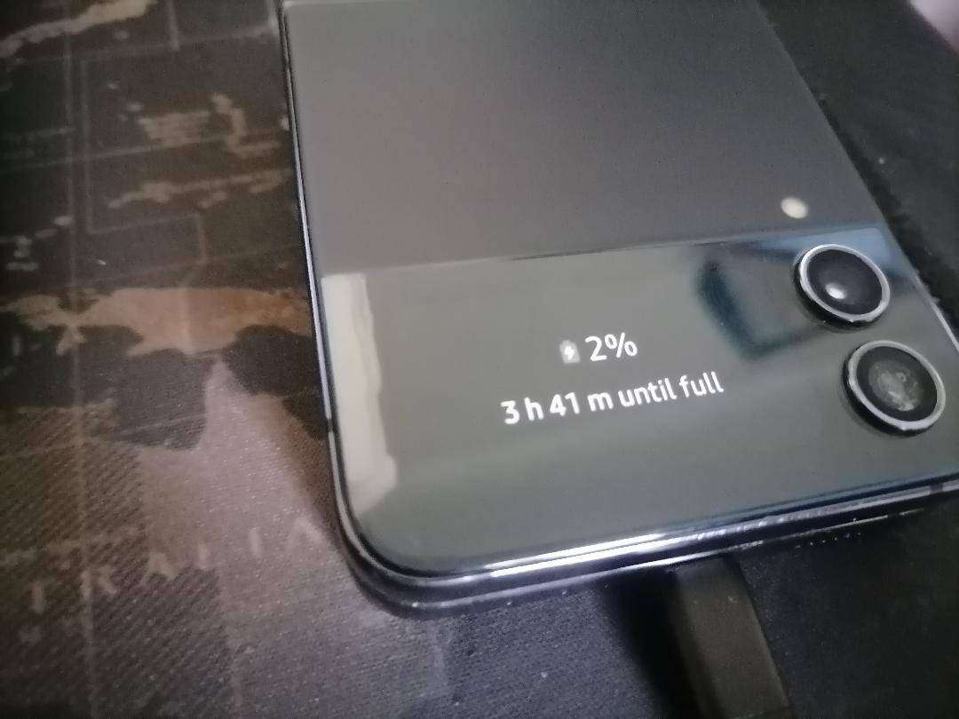 SAMSUNG GALAXY Z FLIP 4(DEFECTIVE)