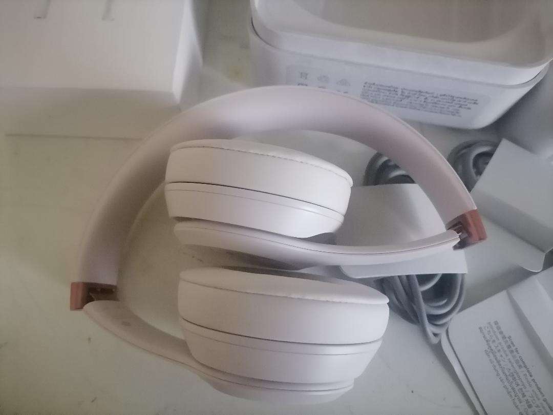 Beats Solo4 Wireless Headphones + 2 x air pods*defective*one bid for the lot*
