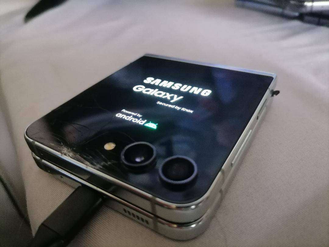 SAMSUNG Z FLIP 5(DEFECTIVE)