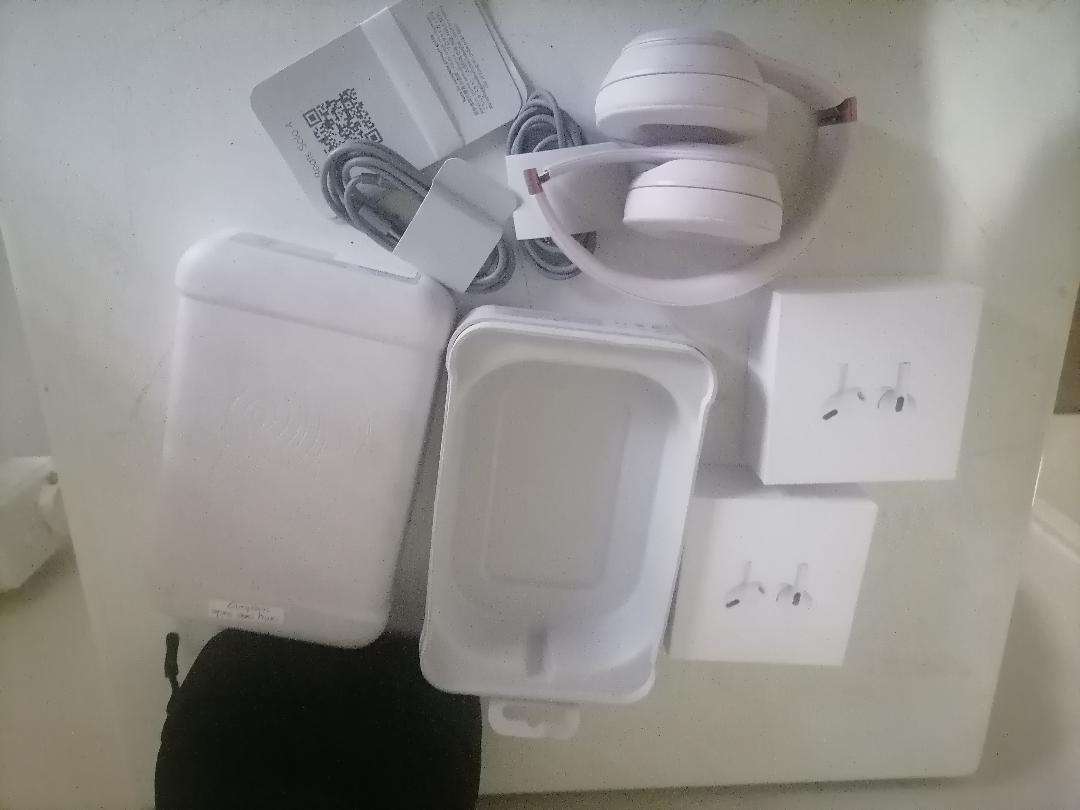 Beats Solo4 Wireless Headphones + 2 x air pods*defective*one bid for the lot*