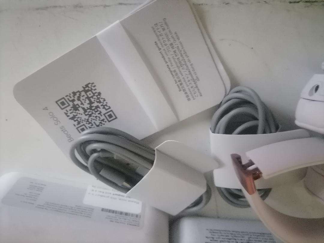 Beats Solo4 Wireless Headphones + 2 x air pods*defective*one bid for the lot*