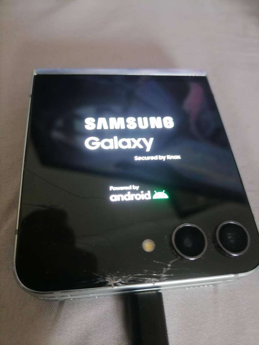 SAMSUNG Z FLIP 5(DEFECTIVE)