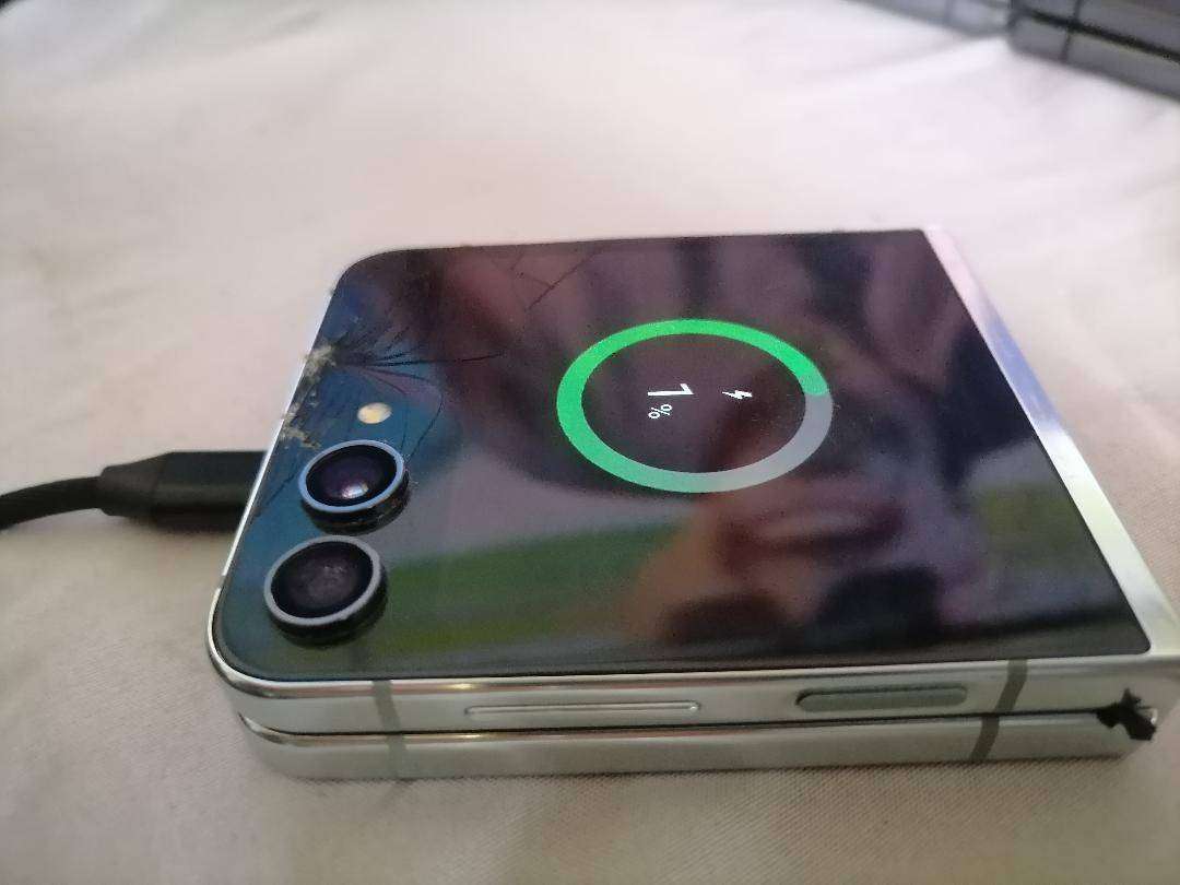 SAMSUNG Z FLIP 5(DEFECTIVE)