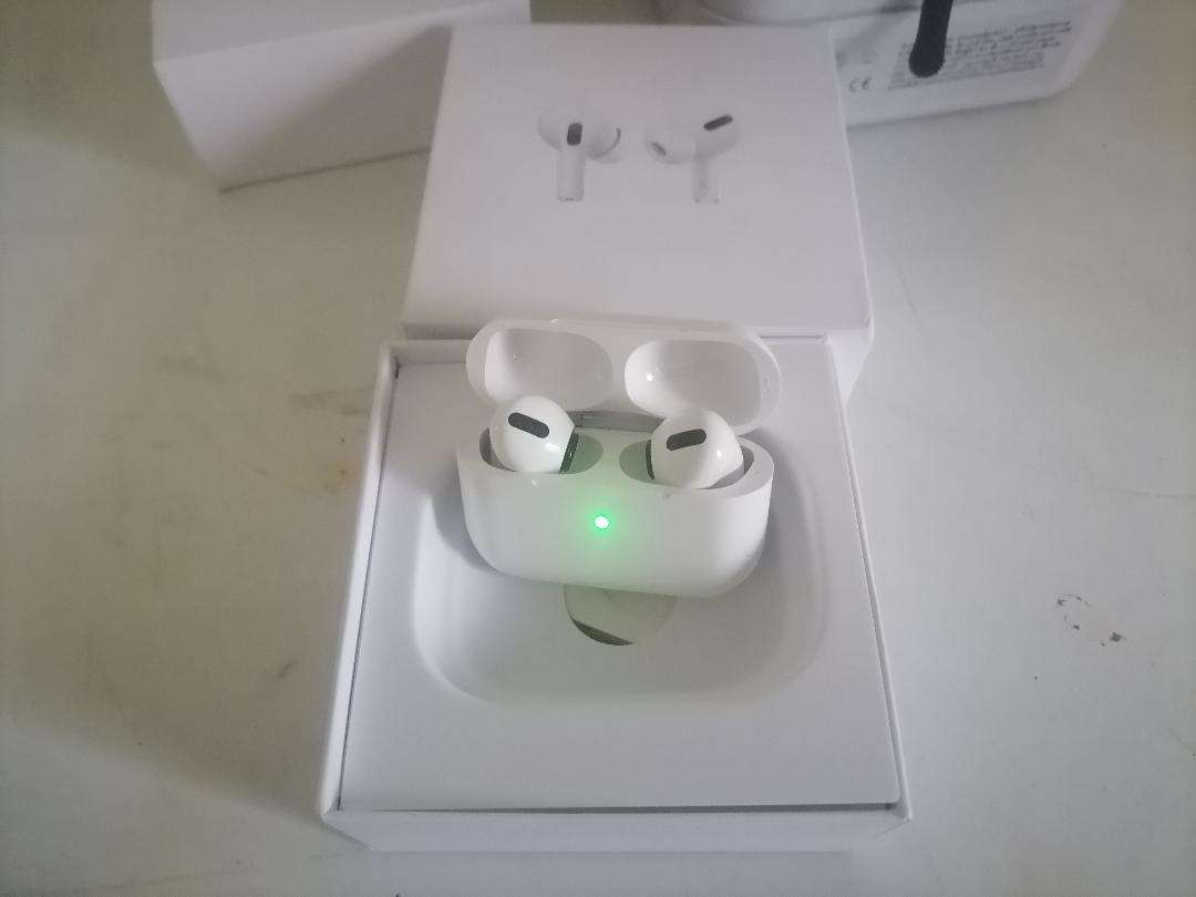 Beats Solo4 Wireless Headphones + 2 x air pods*defective*one bid for the lot*