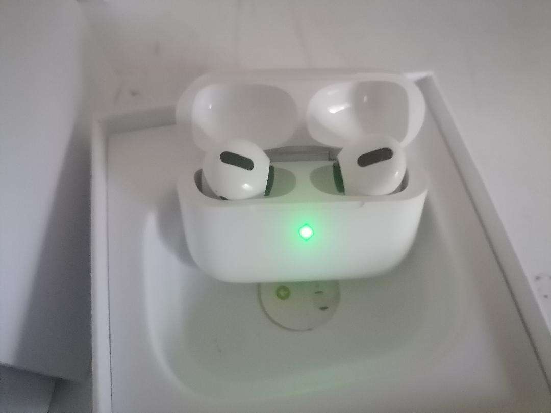 Beats Solo4 Wireless Headphones + 2 x air pods*defective*one bid for the lot*