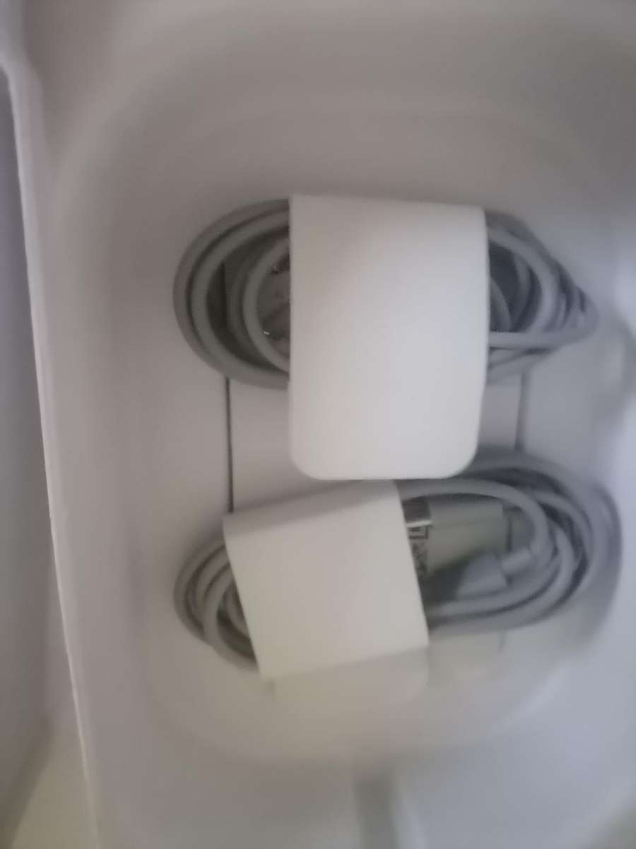 Beats Solo4 Wireless Headphones + 2 x air pods*defective*one bid for the lot*