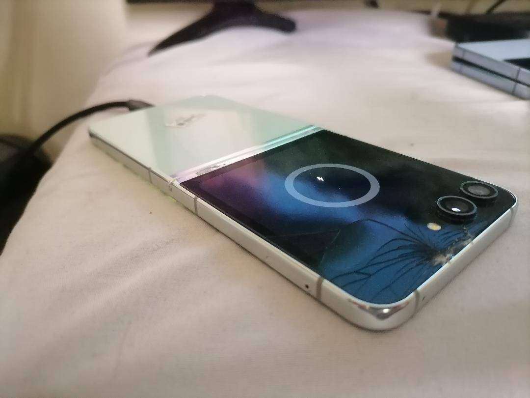 SAMSUNG Z FLIP 5(DEFECTIVE)