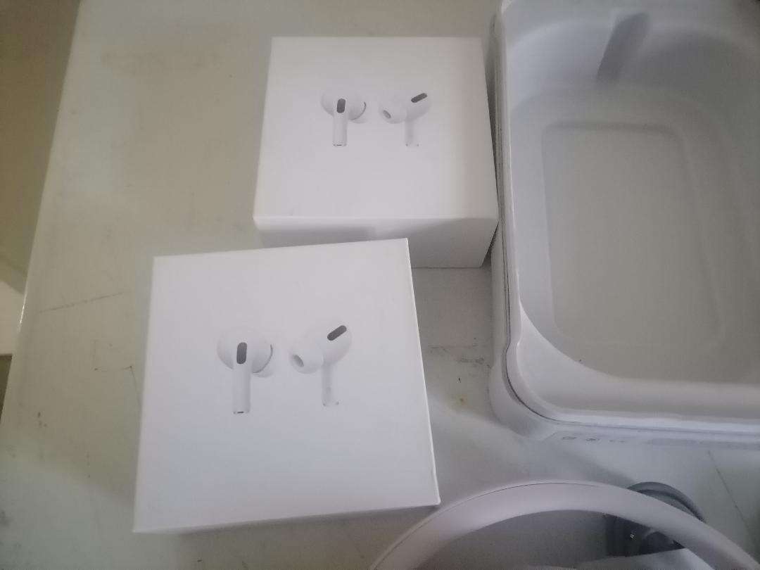 Beats Solo4 Wireless Headphones + 2 x air pods*defective*one bid for the lot*