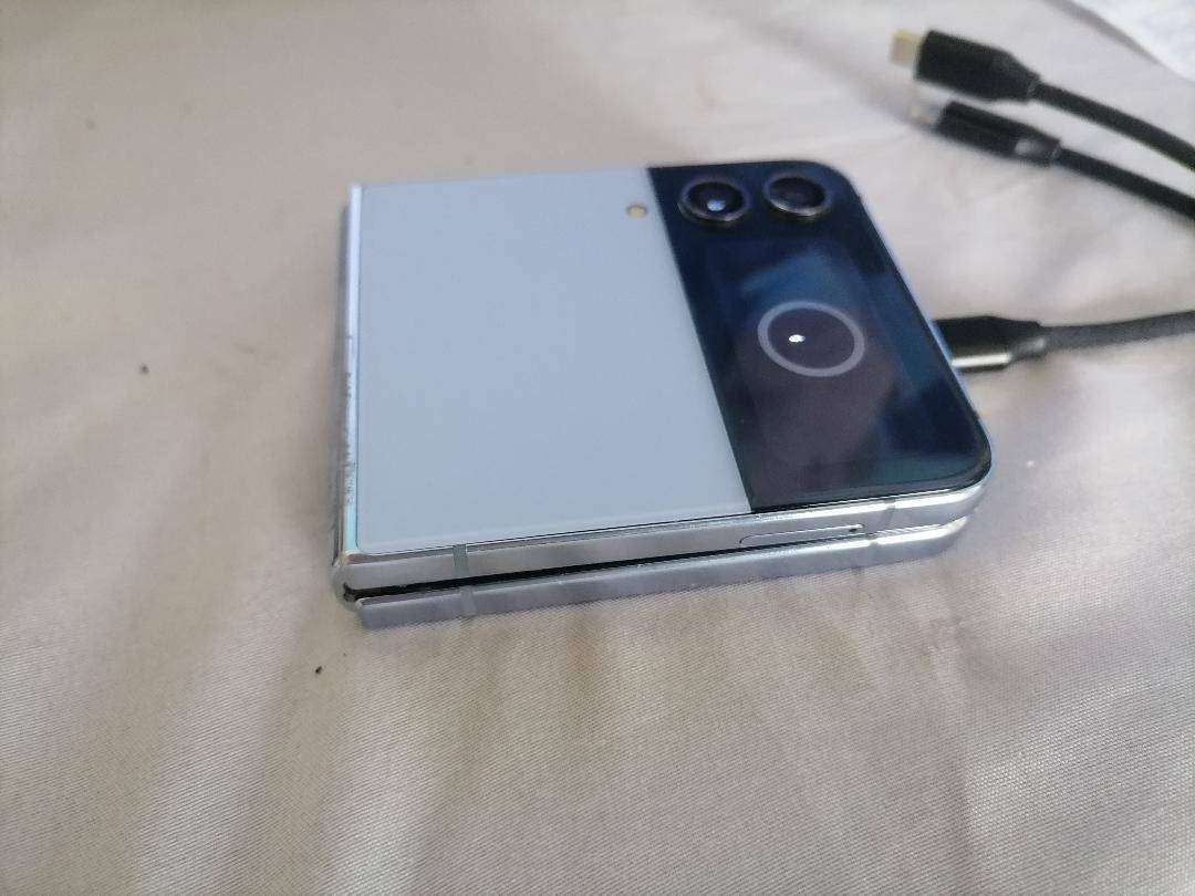 SAMSUNG GALAXY Z FLIP 4(DEFECTIVE)