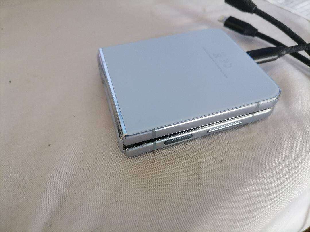 SAMSUNG GALAXY Z FLIP 4(DEFECTIVE)