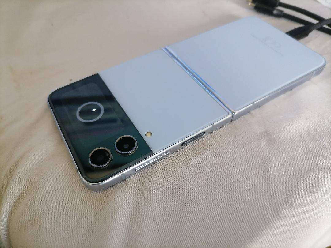 SAMSUNG GALAXY Z FLIP 4(DEFECTIVE)
