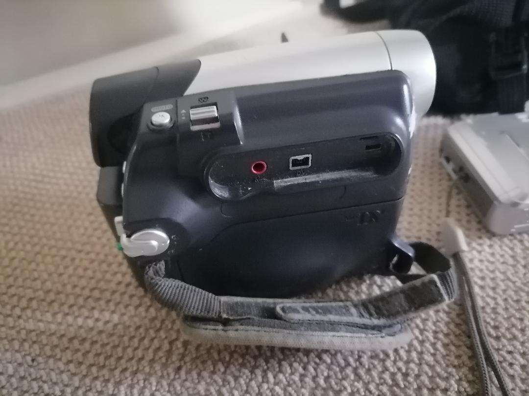 Lot of 2 x Samsung camera and Samsung camcorder. One bid for both.