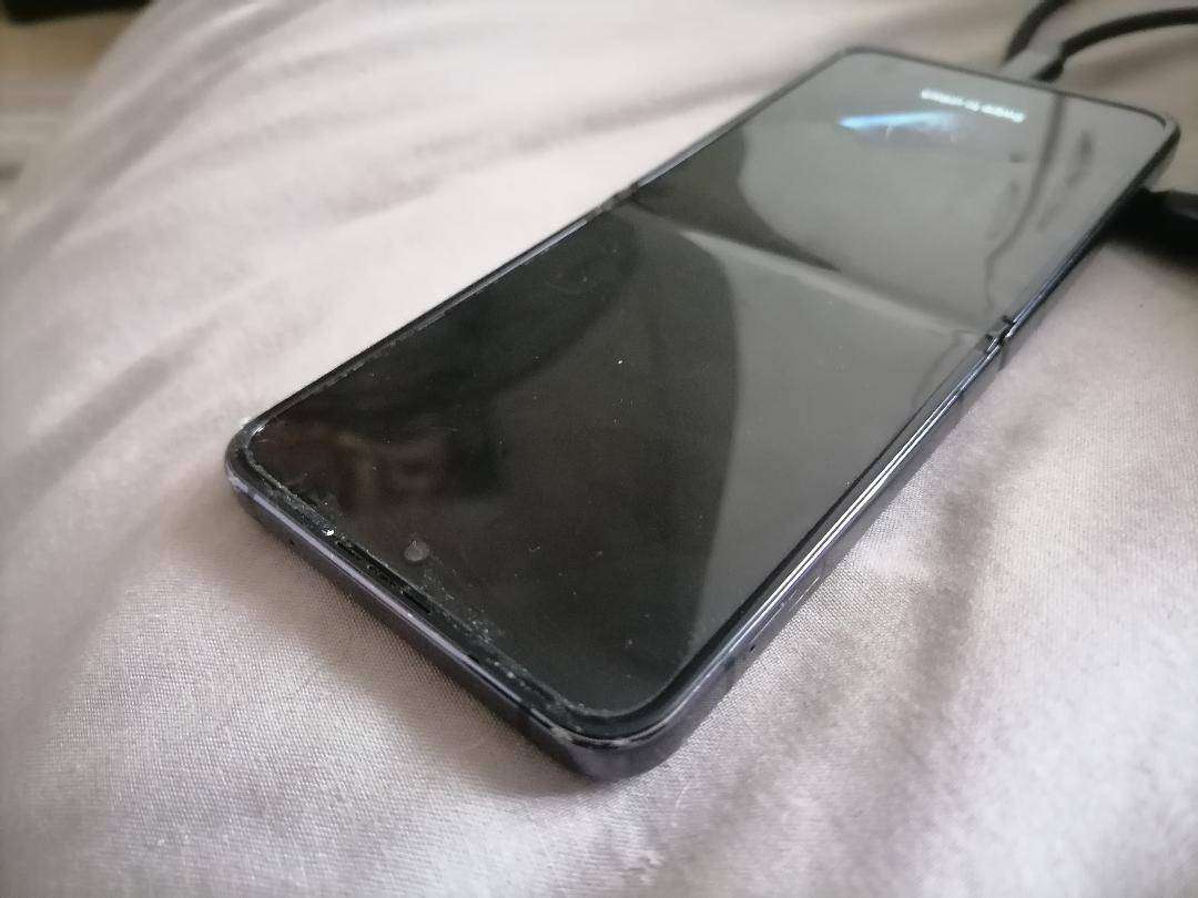 SAMSUNG GALAXY Z FLIP 4(DEFECTIVE)