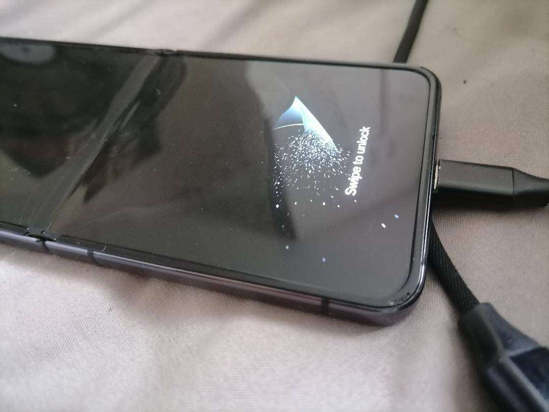 SAMSUNG GALAXY Z FLIP 4(DEFECTIVE)