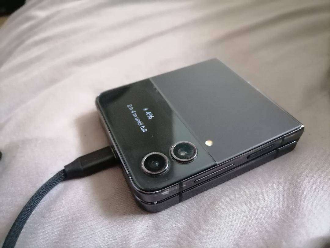 SAMSUNG GALAXY Z FLIP 4(DEFECTIVE)