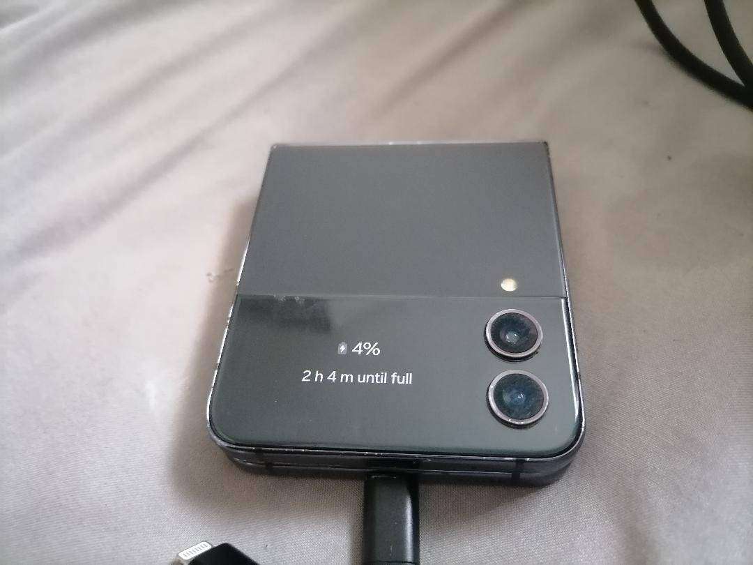 SAMSUNG GALAXY Z FLIP 4(DEFECTIVE)