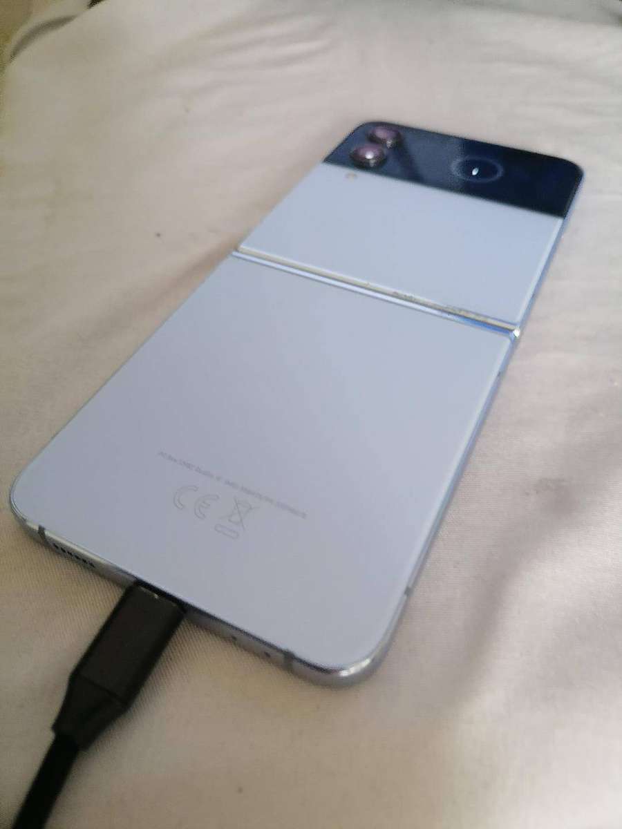SAMSUNG GALAXY Z FLIP 4(DEFECTIVE)