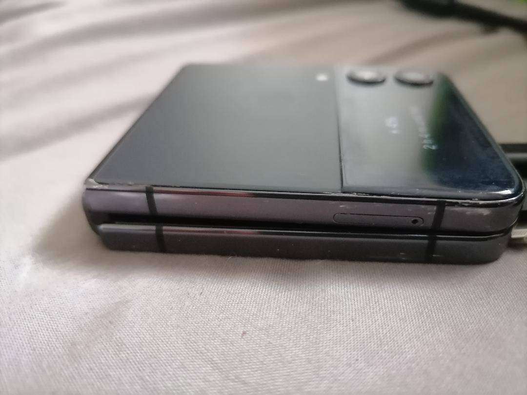SAMSUNG GALAXY Z FLIP 4(DEFECTIVE)