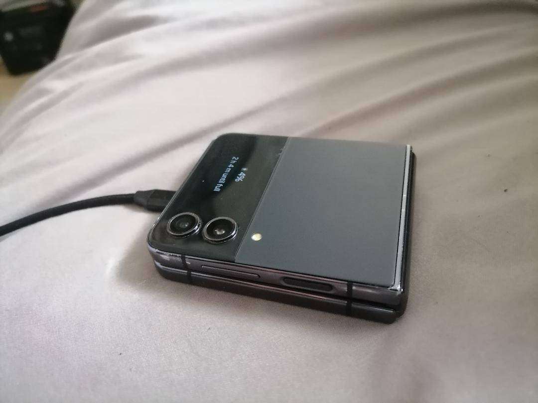 SAMSUNG GALAXY Z FLIP 4(DEFECTIVE)