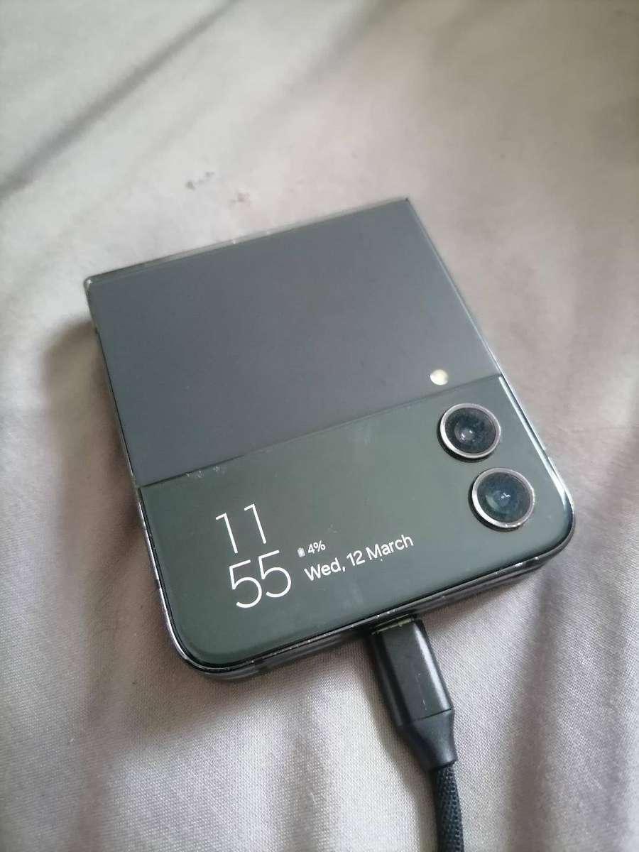 SAMSUNG GALAXY Z FLIP 4(DEFECTIVE)