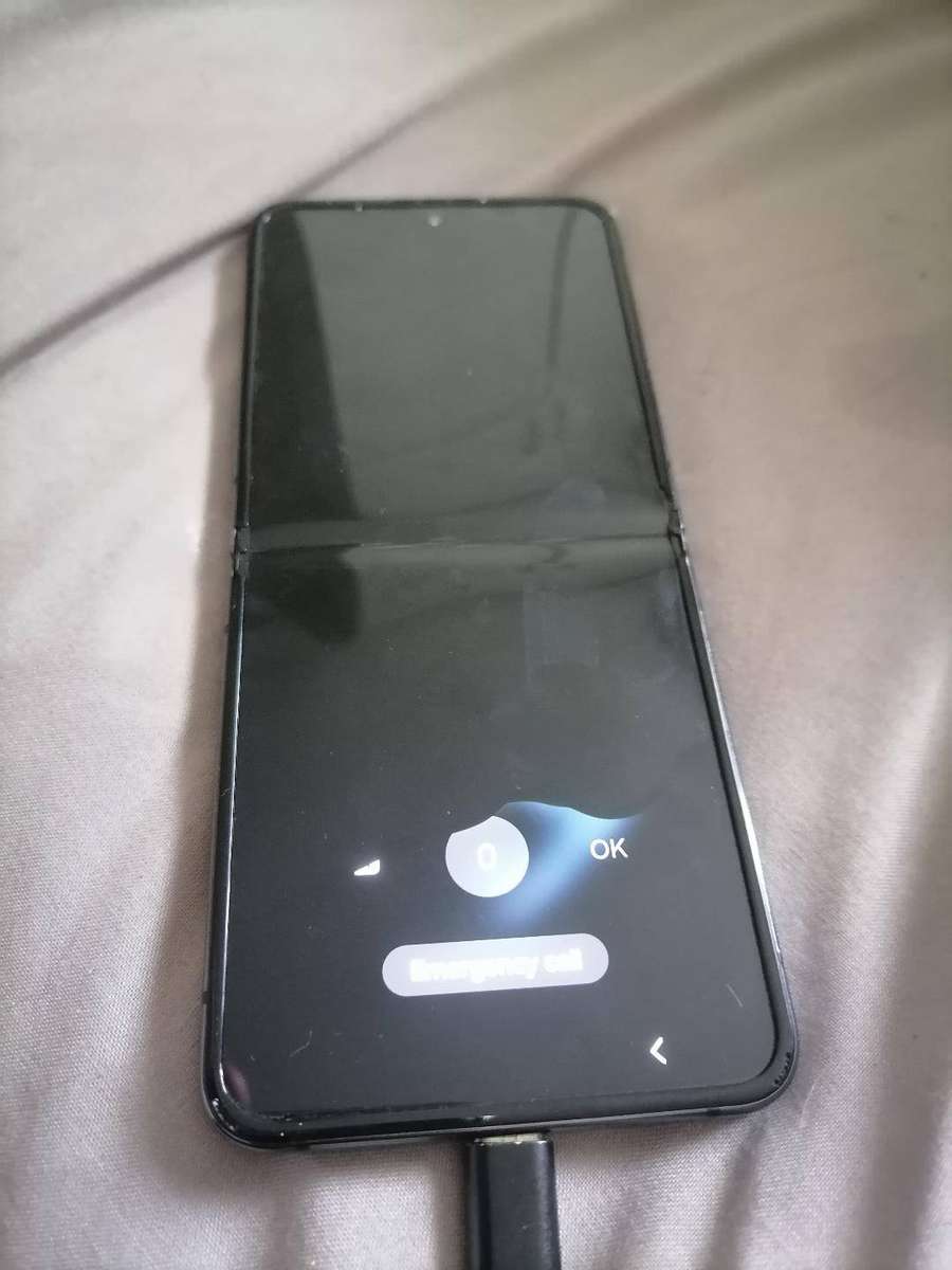 SAMSUNG GALAXY Z FLIP 4(DEFECTIVE)