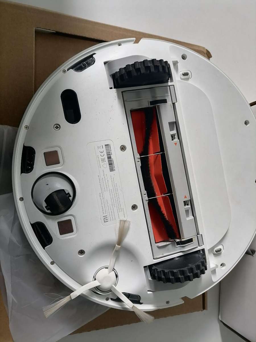 LIKE NEW XIAOMI SMART ROBOT IN BOX*VAC/MOP WITH ATTACHMENTS,MOP PAD, CHARGING STATION