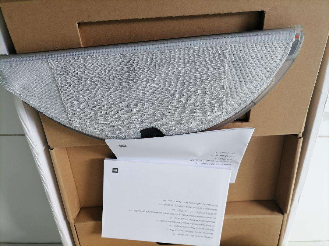 LIKE NEW XIAOMI SMART ROBOT IN BOX*VAC/MOP WITH ATTACHMENTS,MOP PAD, CHARGING STATION