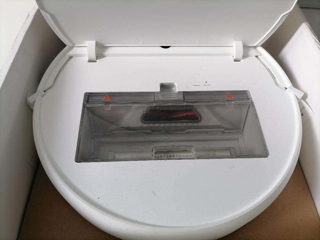 LIKE NEW XIAOMI SMART ROBOT IN BOX*VAC/MOP WITH ATTACHMENTS,MOP PAD, CHARGING STATION