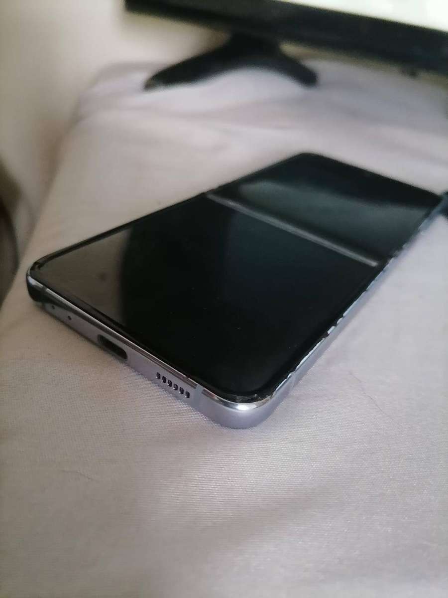 SAMSUNG GALAXY Z FLIP 4(DEFECTIVE)