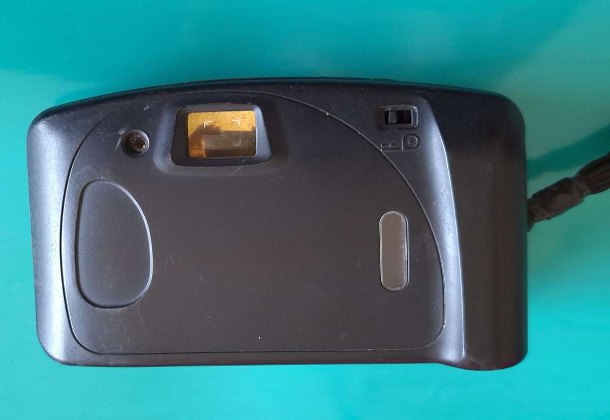 Samsung AF-333 35mm Auto Focus and Flash Camera No battery cover