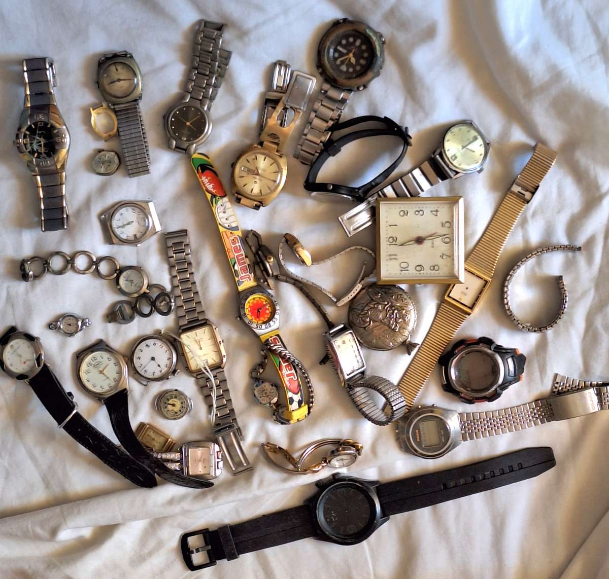 Mixed Lot of Mens and Ladies Watches for spares / display / props
