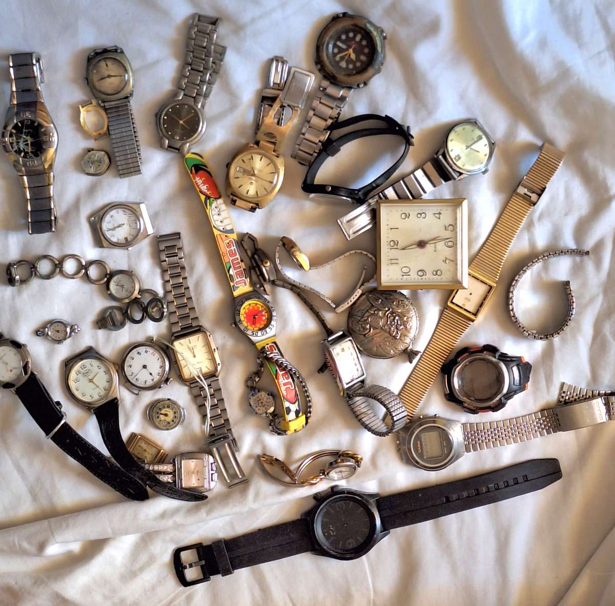 Mixed Lot of Mens and Ladies Watches for spares / display / props