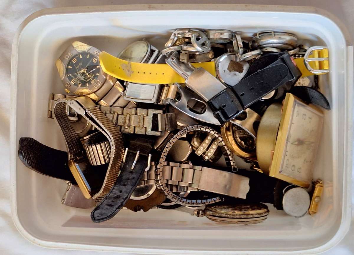 Mixed Lot of Mens and Ladies Watches for spares / display / props