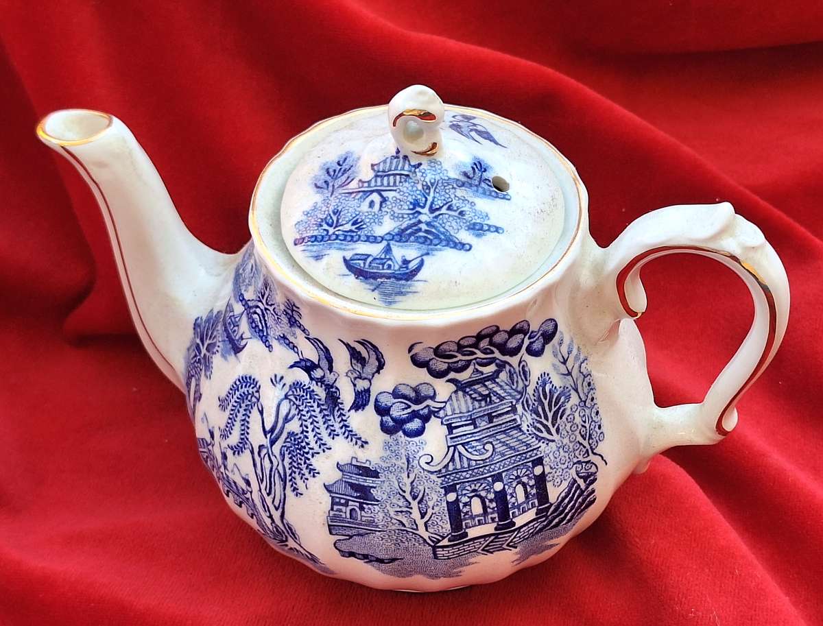 Vintage Sadler Blue Willow Teapot (2 cup). England Blue and White