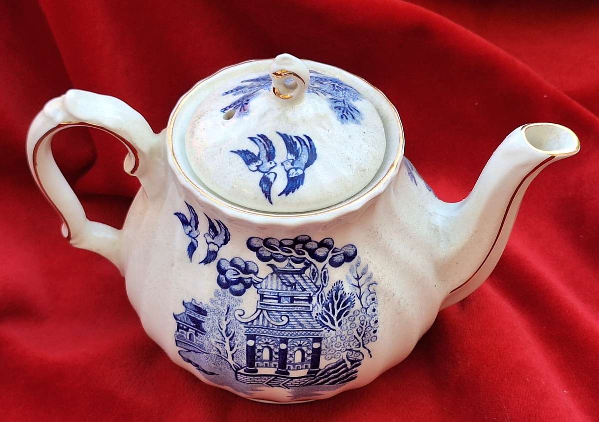 Vintage Sadler Blue Willow Teapot (2 cup). England Blue and White