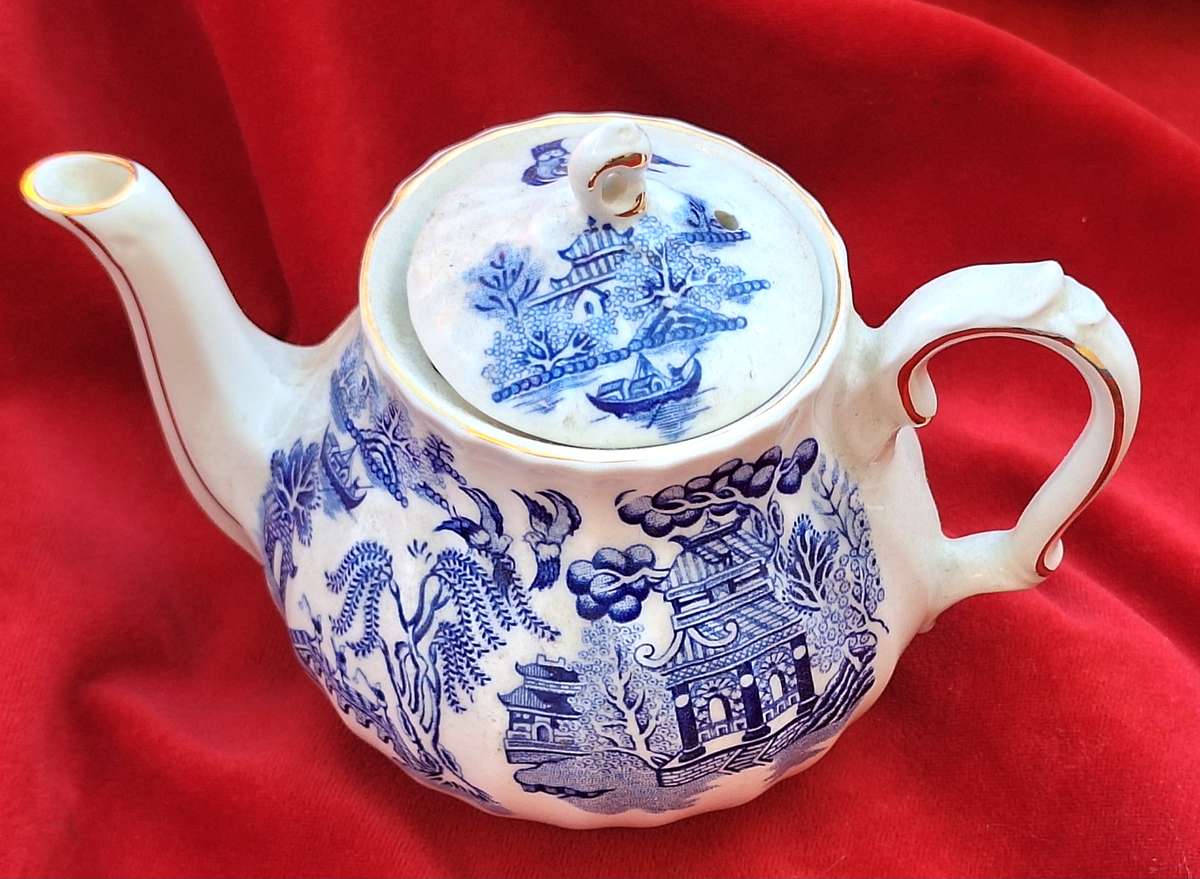 Vintage Sadler Blue Willow Teapot (2 cup). England Blue and White